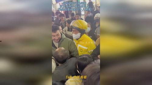 夫妻打架观众吃瓜视频,观众围观吃瓜,一场家庭纷争的直播秀