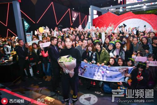 男女合唱吃瓜现场视频,欢乐氛围感染观众